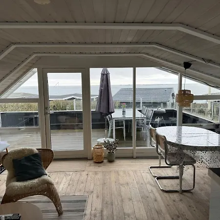 Cozy With Sea View 度假居 *